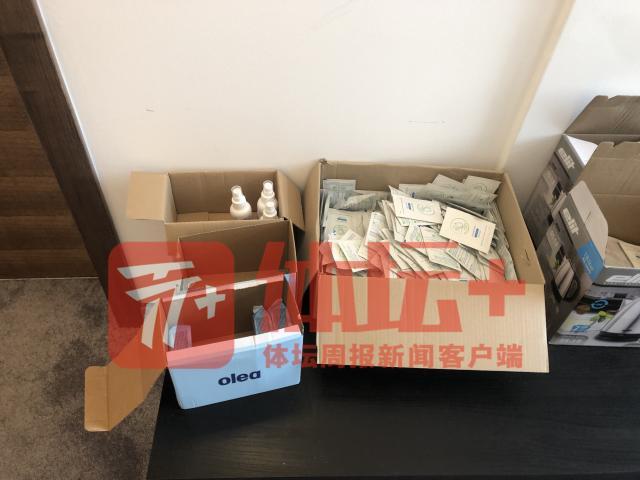 1662039981003074306.jpg 7-楼道里放着各种防疫物资、球员可自取.jpg