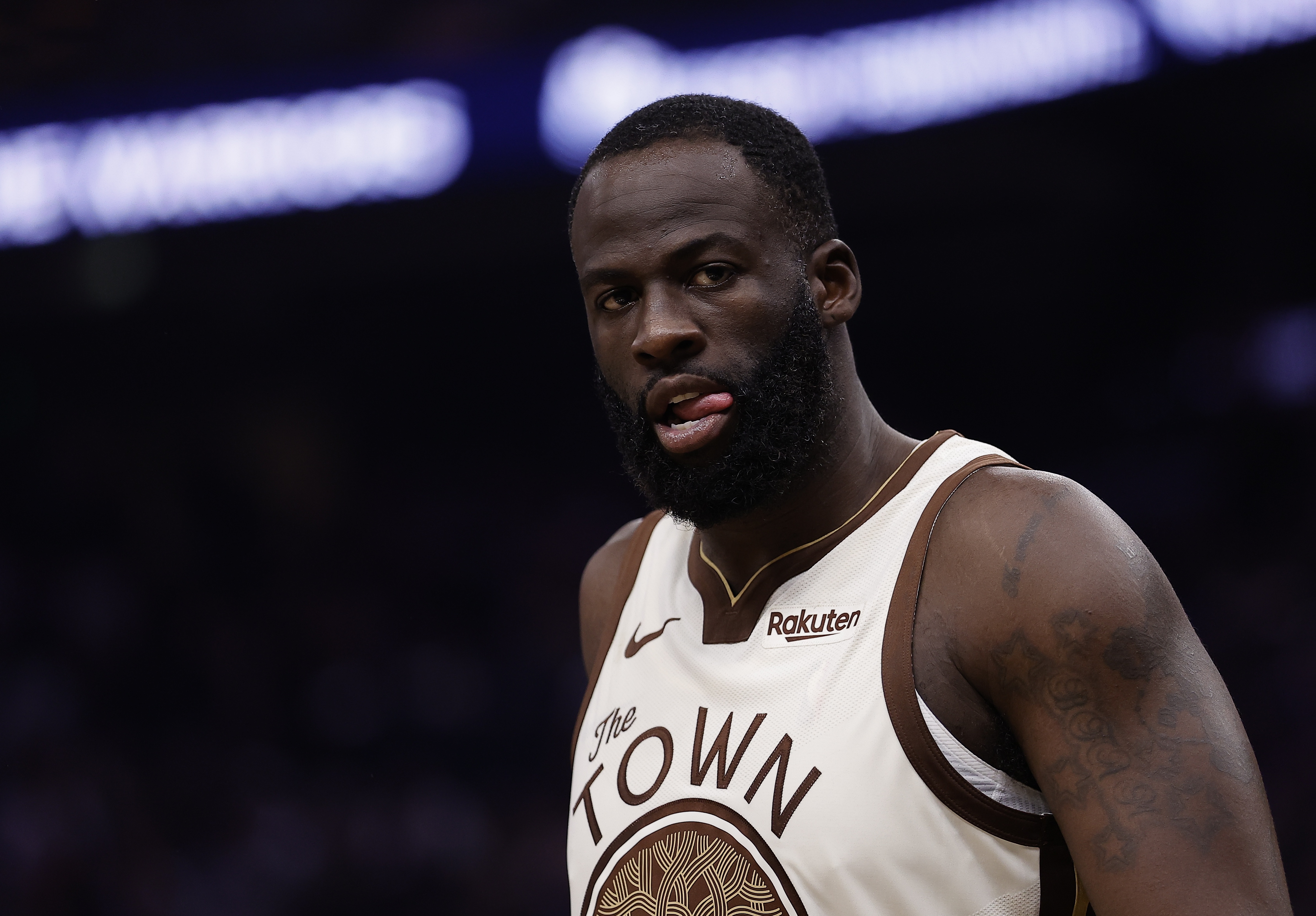 追梦霍福德本赛季同场时进攻效率98 防守效率111.6 净效率-13.6